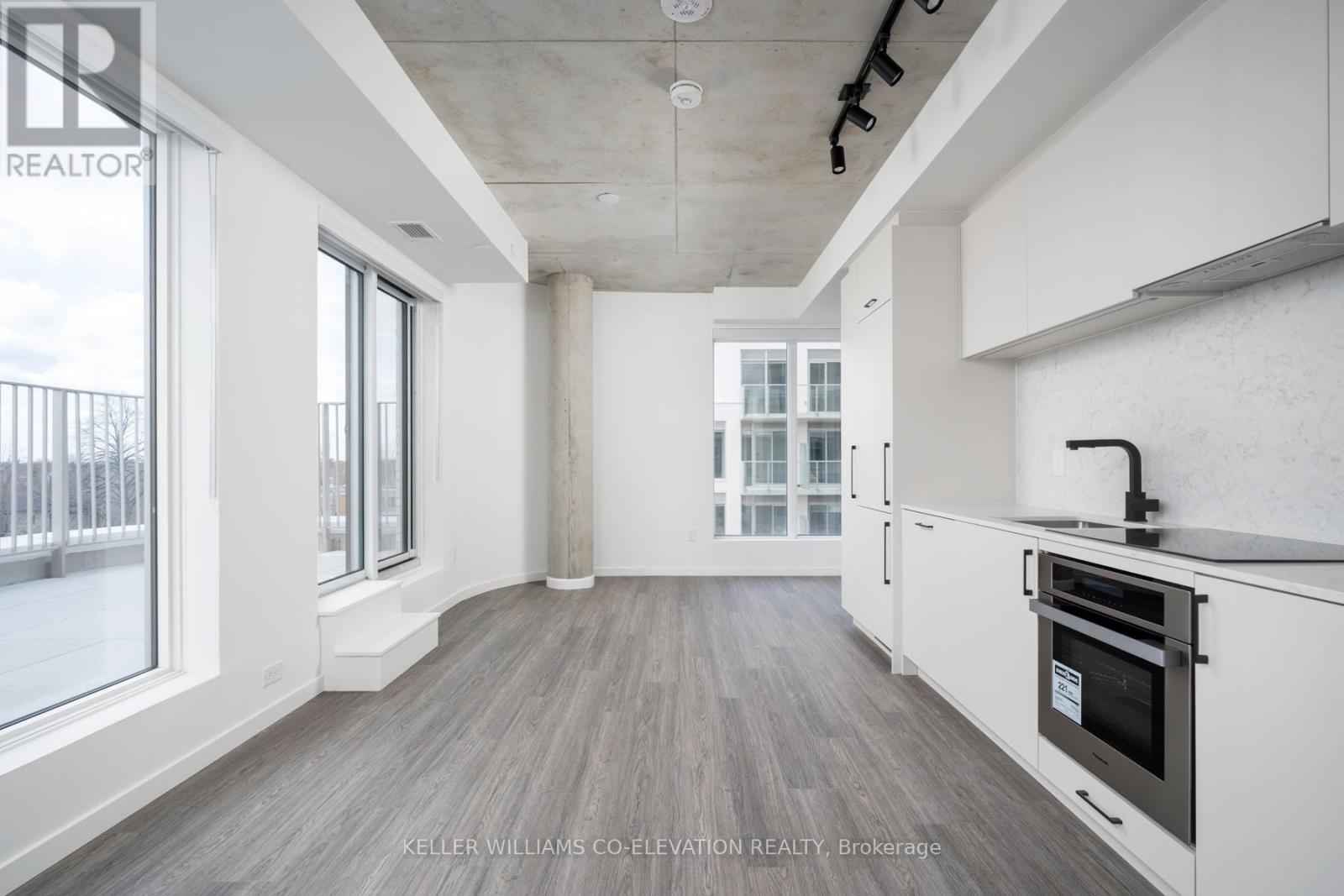 428 - 689 THE QUEENSWAY STREET, Toronto, Ontario