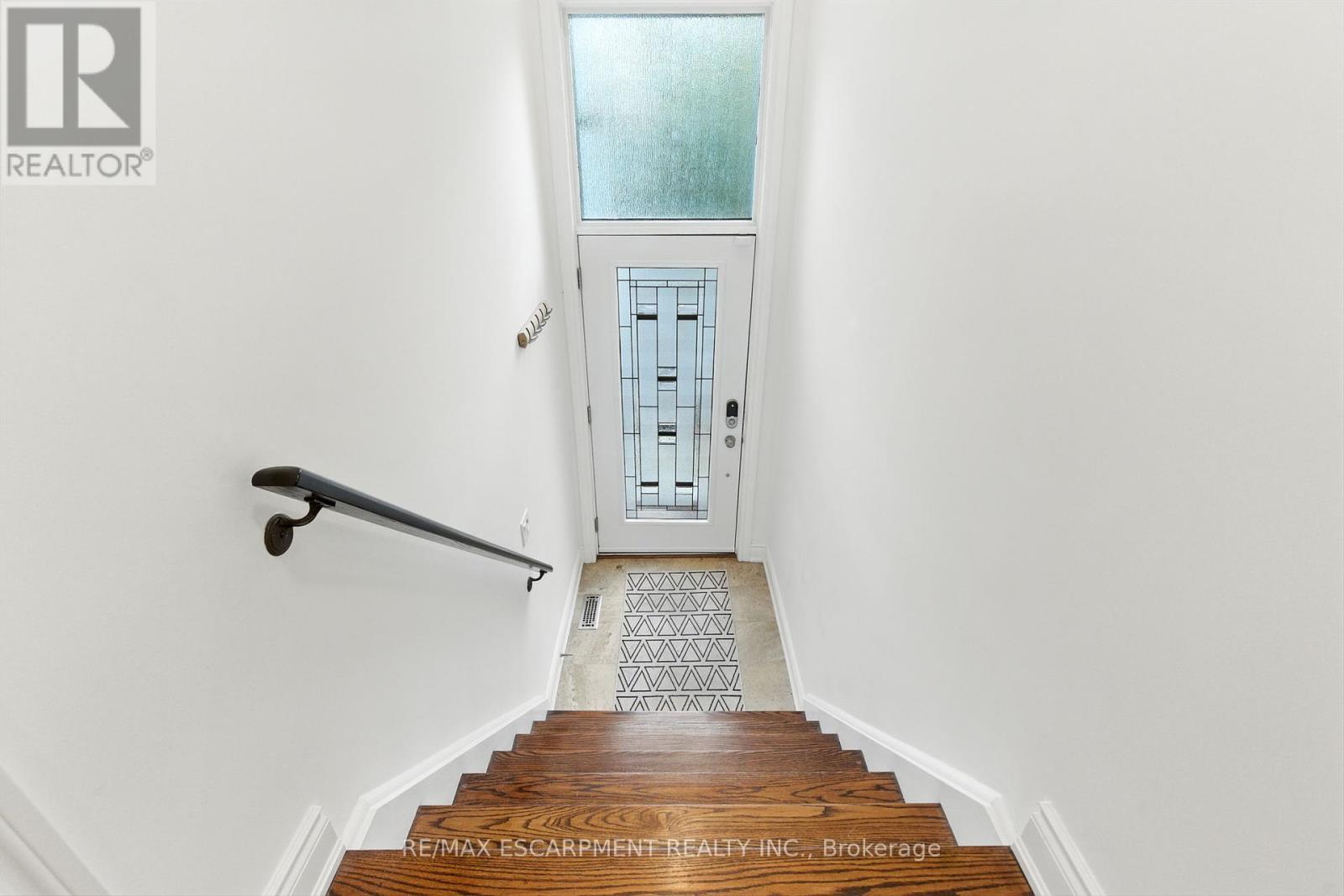 3 - 117 Nelson Street, Oakville, Ontario  L6L 3J1 - Photo 4 - W12453873