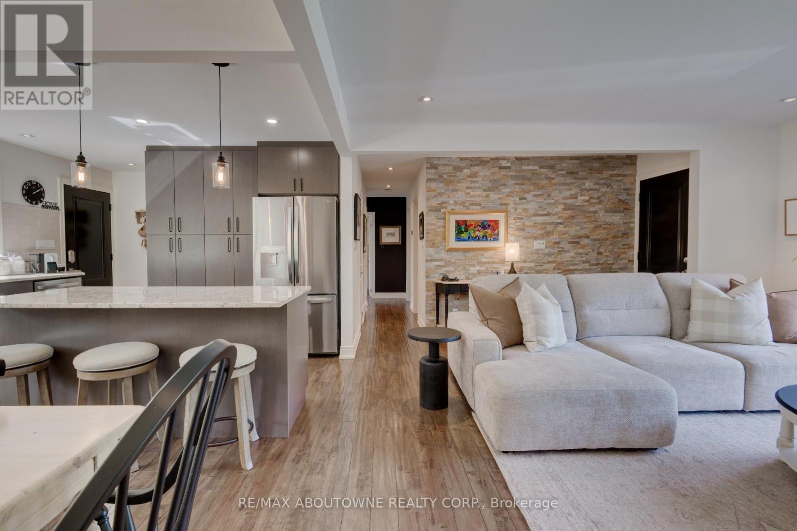 544 Maplehill Drive, Burlington, Ontario  L7N 2W1 - Photo 13 - W12453932