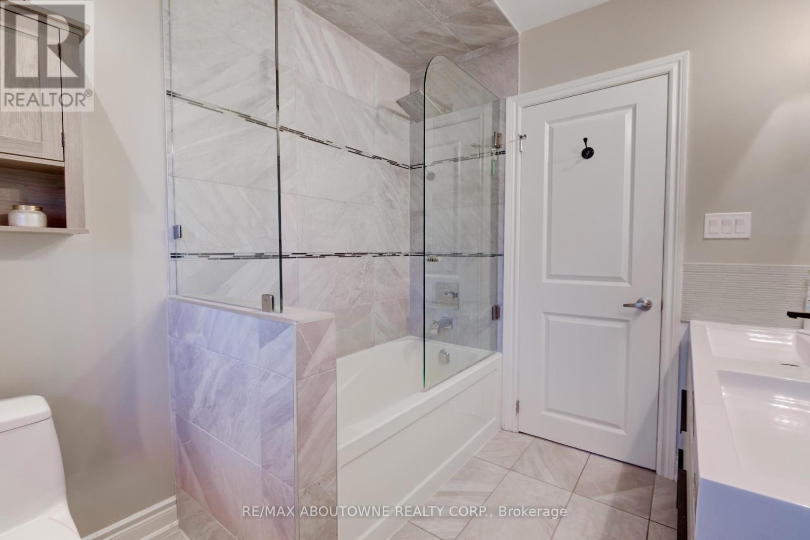 544 Maplehill Drive, Burlington, Ontario  L7N 2W1 - Photo 17 - W12453932