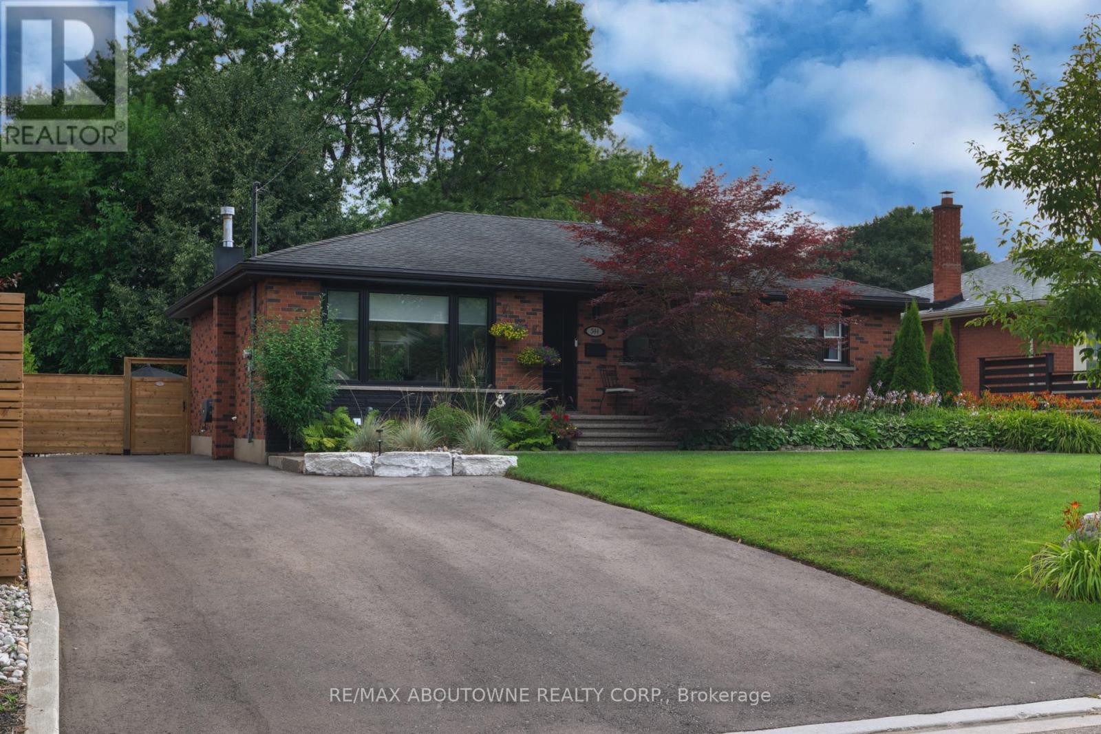 544 Maplehill Drive, Burlington, Ontario  L7N 2W1 - Photo 2 - W12453932