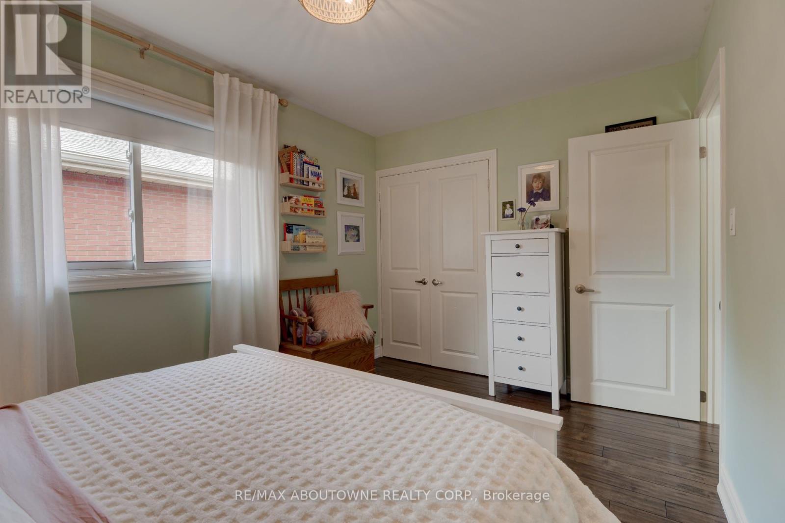 544 Maplehill Drive, Burlington, Ontario  L7N 2W1 - Photo 23 - W12453932