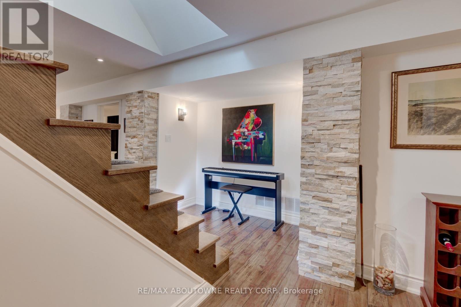 544 Maplehill Drive, Burlington, Ontario  L7N 2W1 - Photo 26 - W12453932