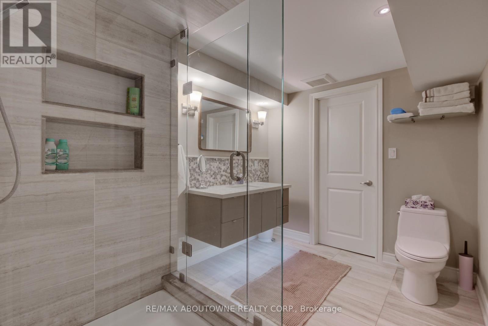 544 Maplehill Drive, Burlington, Ontario  L7N 2W1 - Photo 31 - W12453932
