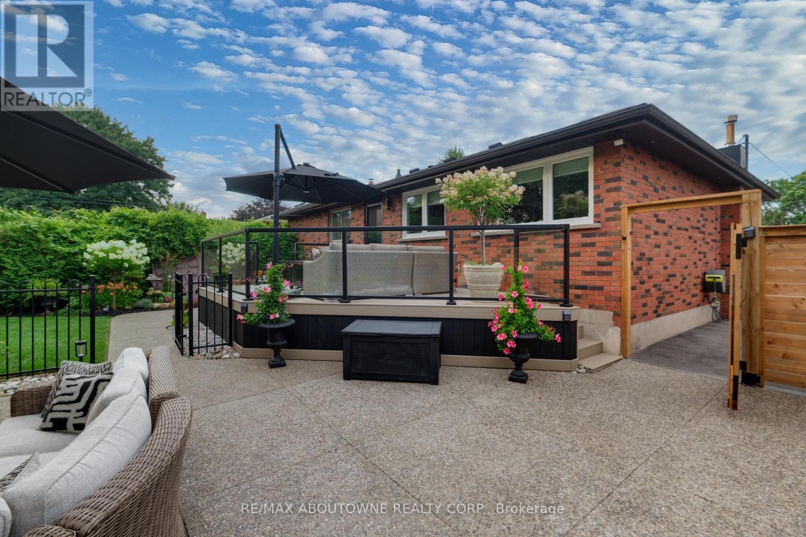 544 Maplehill Drive, Burlington, Ontario  L7N 2W1 - Photo 38 - W12453932