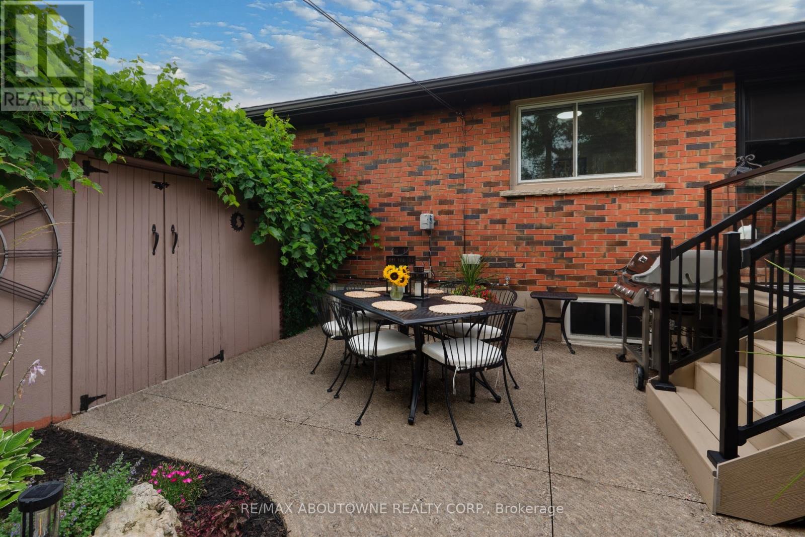 544 Maplehill Drive, Burlington, Ontario  L7N 2W1 - Photo 40 - W12453932