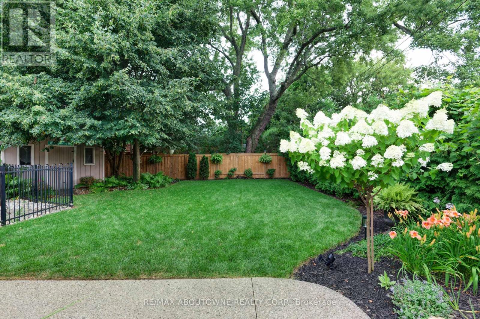 544 Maplehill Drive, Burlington, Ontario  L7N 2W1 - Photo 45 - W12453932