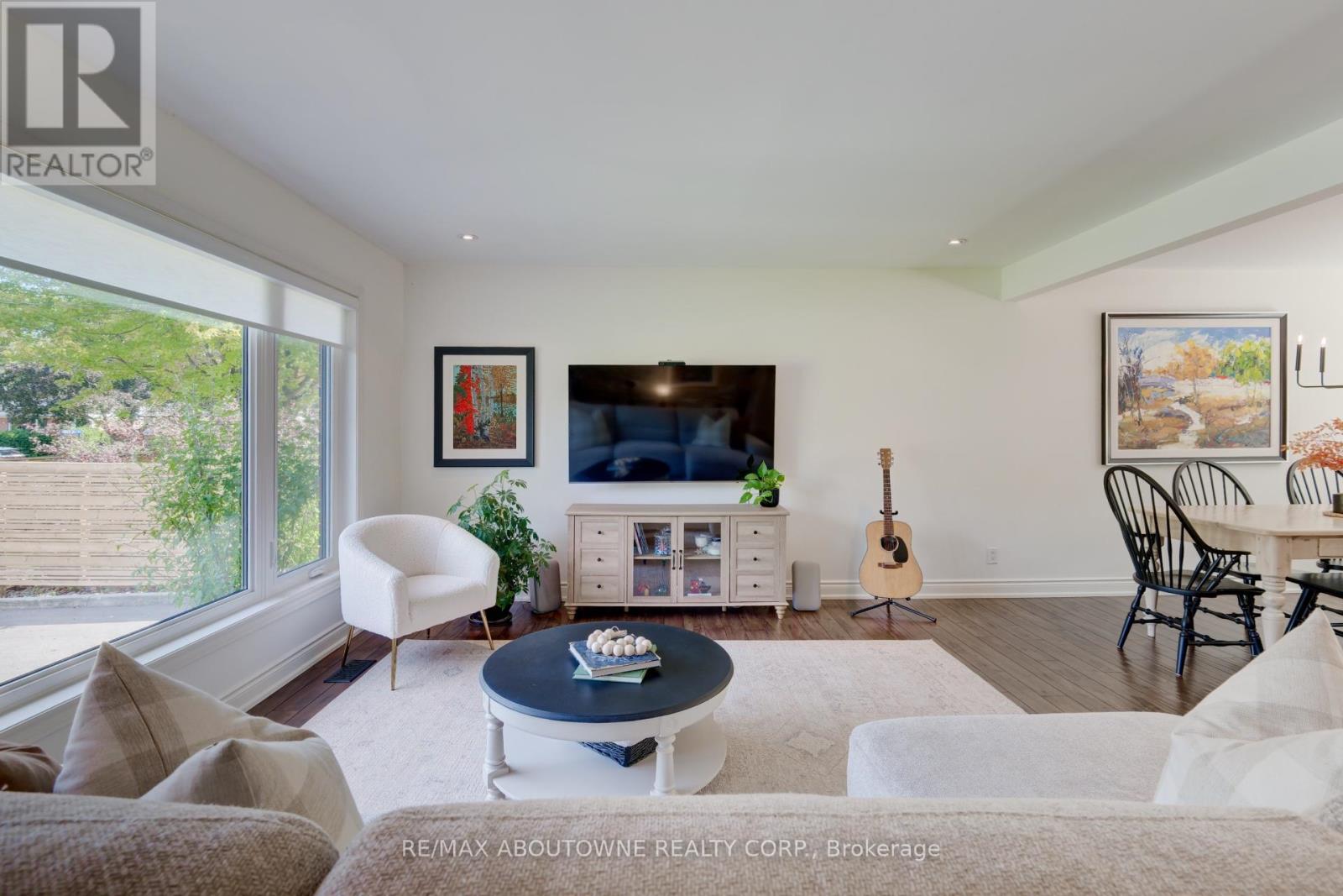 544 Maplehill Drive, Burlington, Ontario  L7N 2W1 - Photo 6 - W12453932