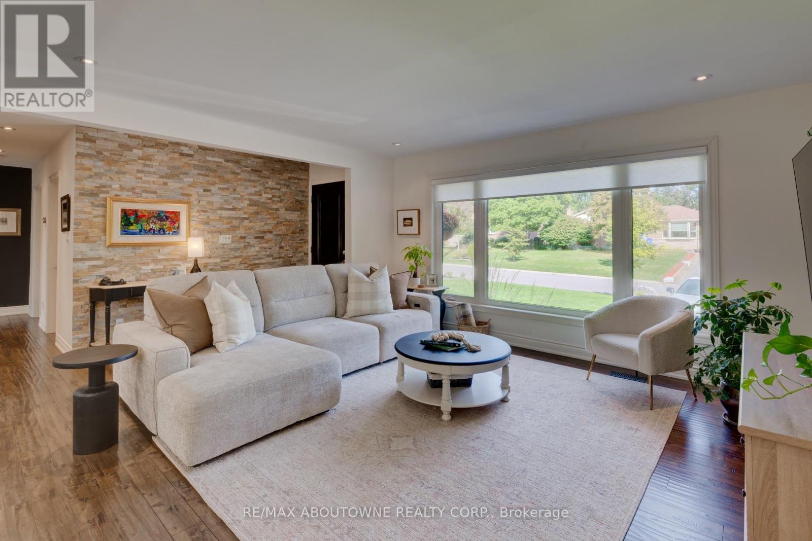544 Maplehill Drive, Burlington, Ontario  L7N 2W1 - Photo 7 - W12453932