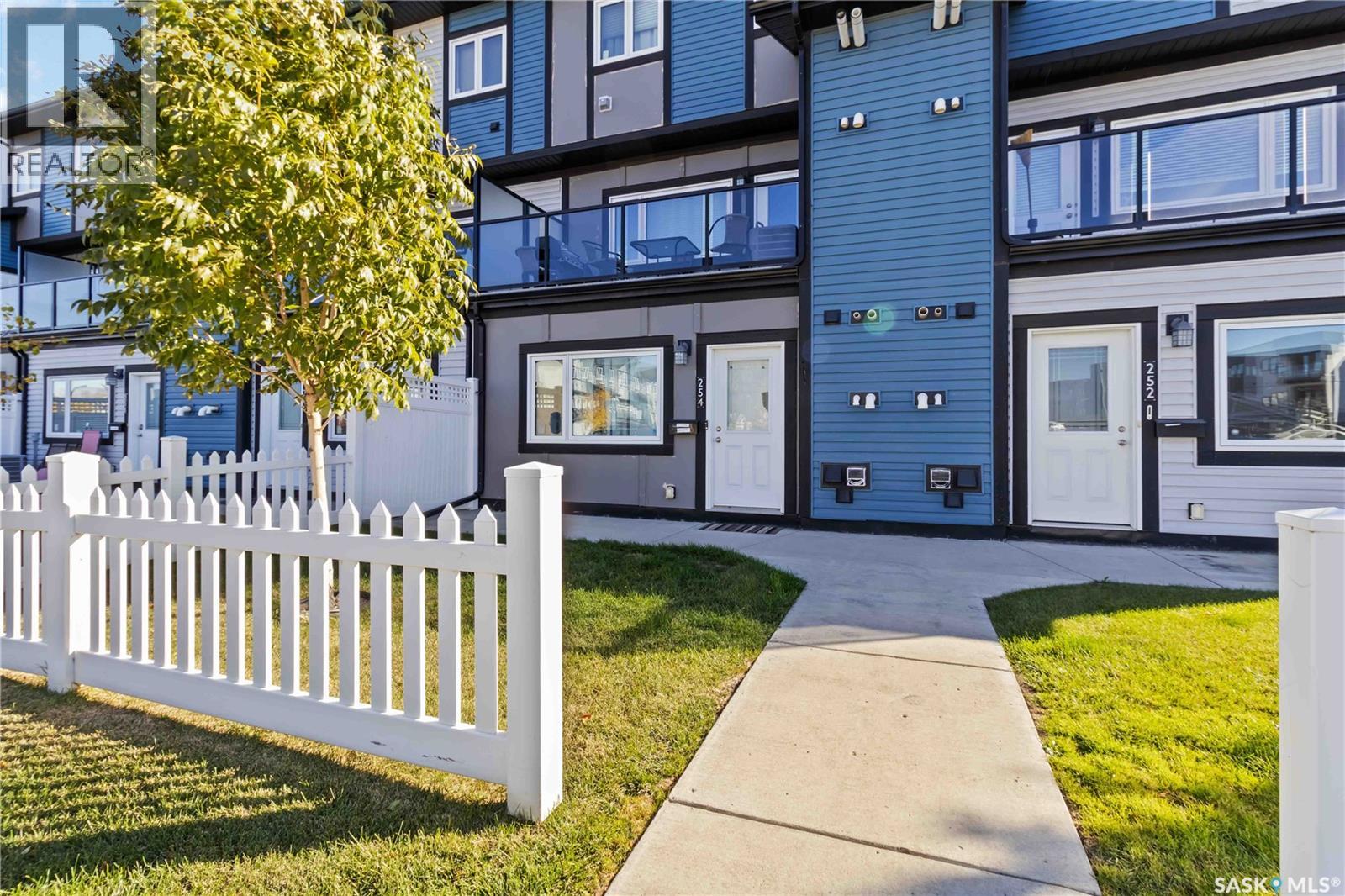 254 250 Akhtar Bend, Saskatoon, Saskatchewan  S7W 0W4 - Photo 2 - SK020507