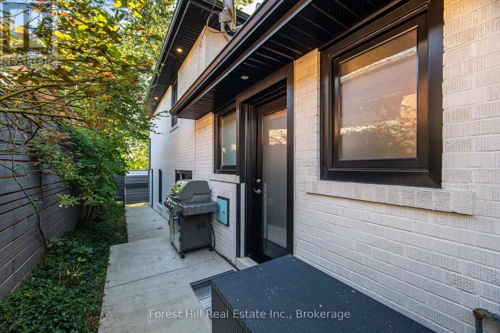 28 Decarie Circle, Toronto, Ontario  M9B 3H9 - Photo 28 - W12453198