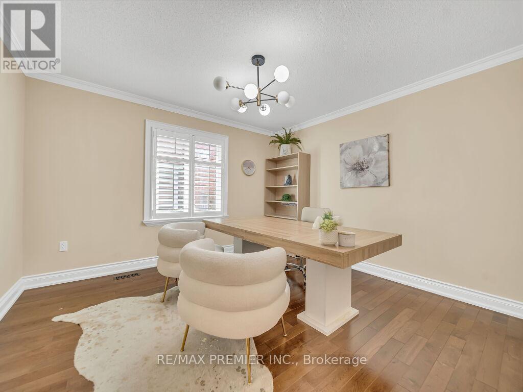 606 Brooker Ridge, Newmarket, Ontario  L3X 1V7 - Photo 13 - N12453939