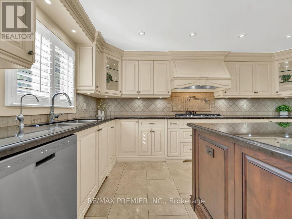 606 Brooker Ridge, Newmarket, Ontario  L3X 1V7 - Photo 19 - N12453939
