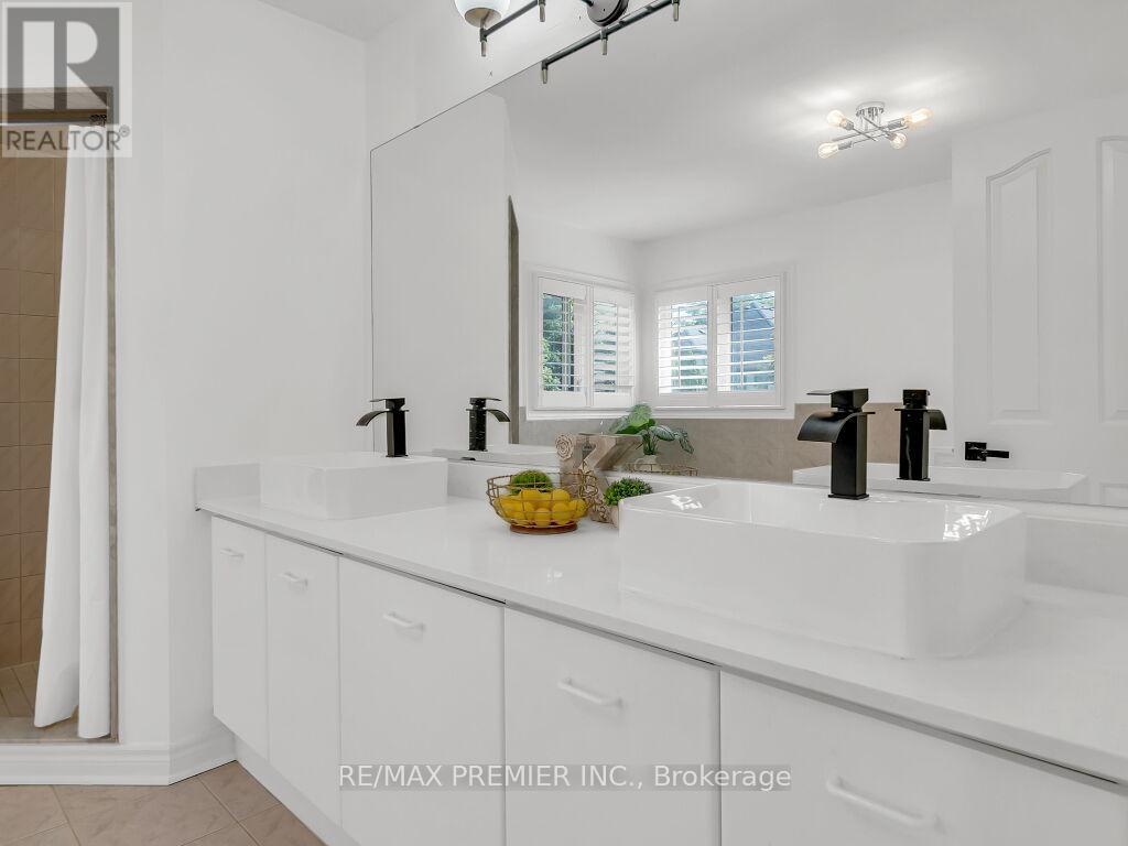 606 Brooker Ridge, Newmarket, Ontario  L3X 1V7 - Photo 33 - N12453939