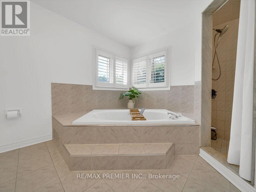 606 Brooker Ridge, Newmarket, Ontario  L3X 1V7 - Photo 34 - N12453939