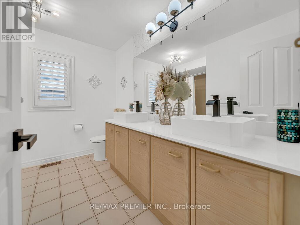606 Brooker Ridge, Newmarket, Ontario  L3X 1V7 - Photo 39 - N12453939