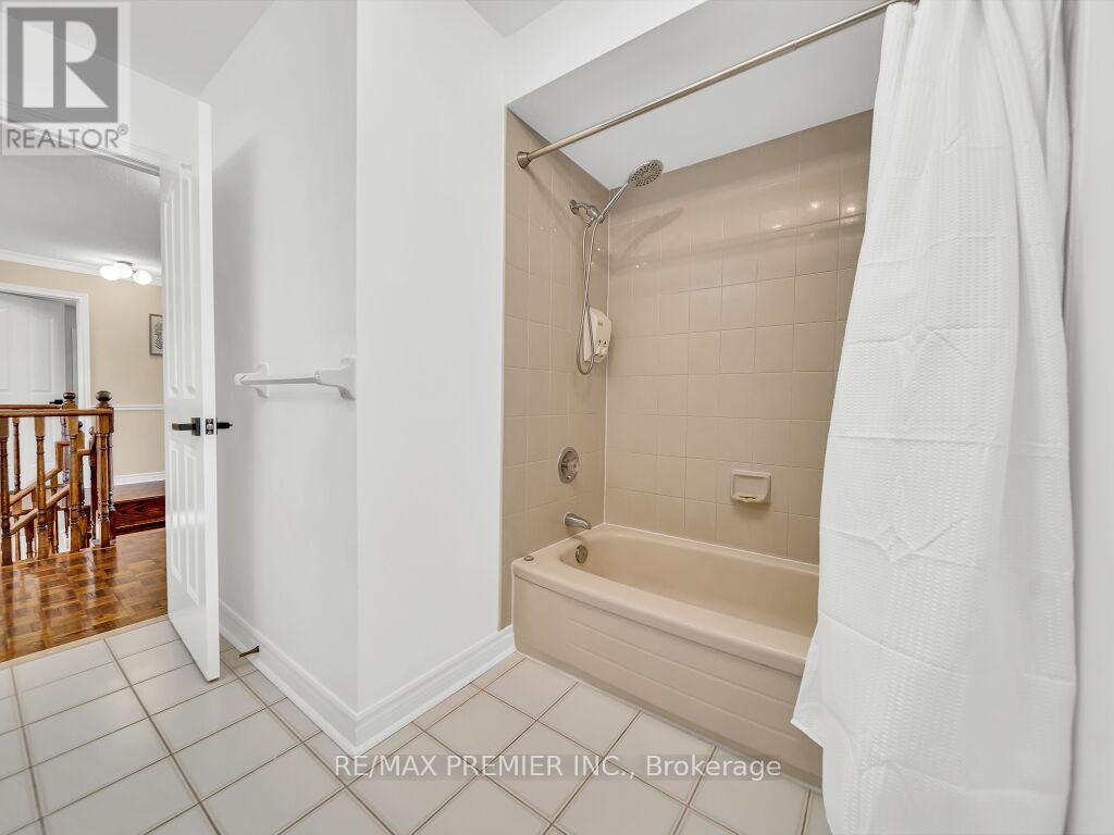 606 Brooker Ridge, Newmarket, Ontario  L3X 1V7 - Photo 40 - N12453939