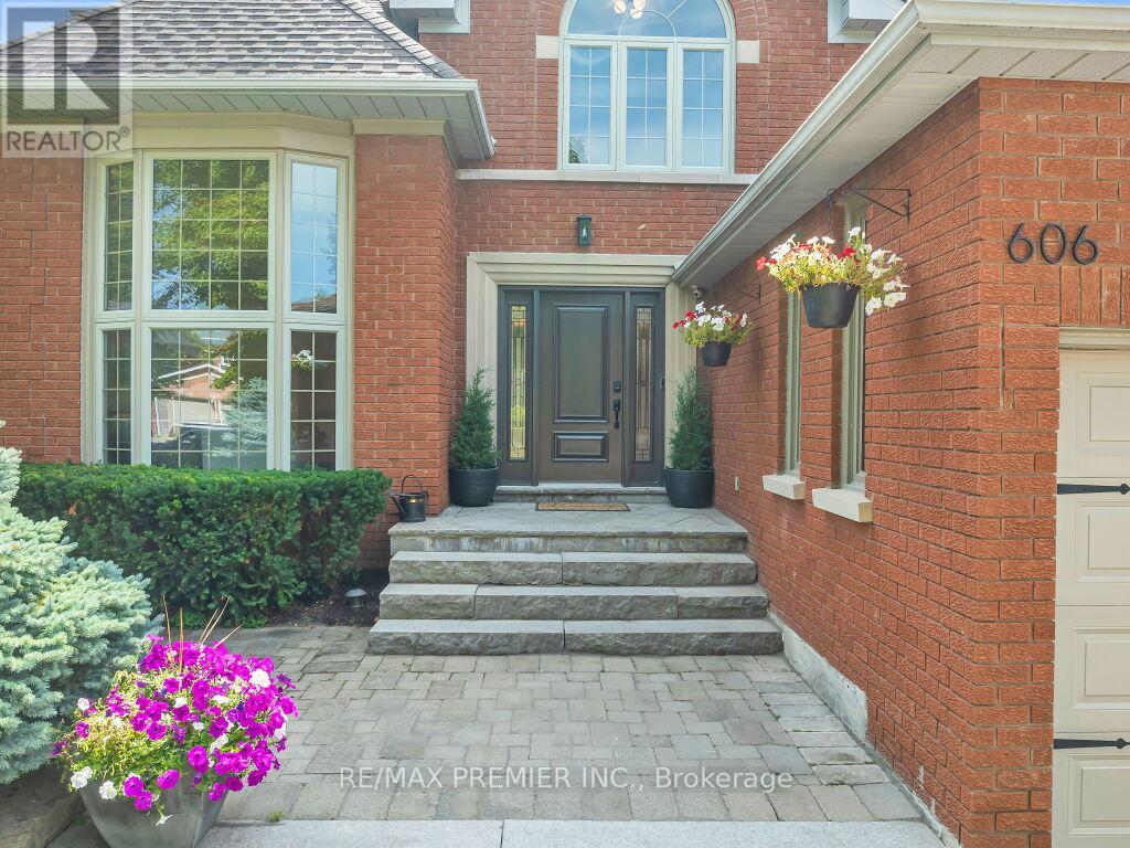 606 Brooker Ridge, Newmarket, Ontario  L3X 1V7 - Photo 7 - N12453939