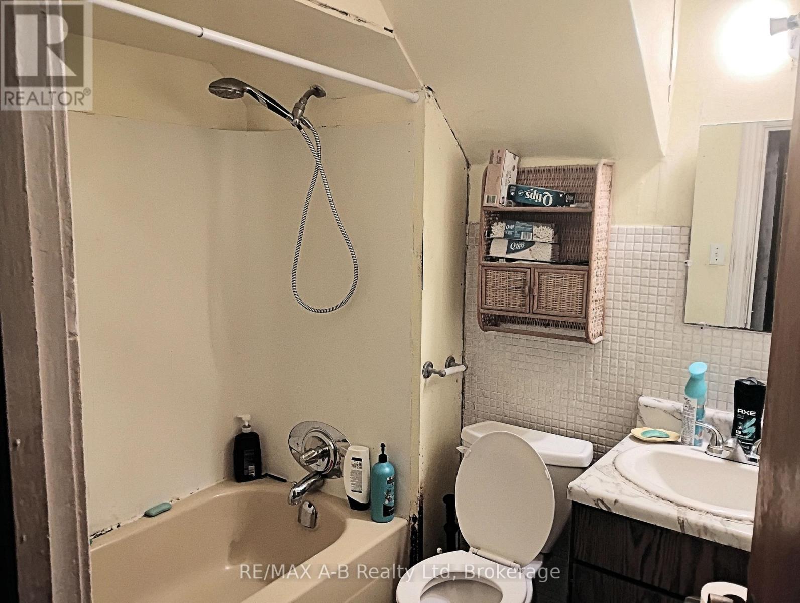 93 Douro Street, Stratford, Ontario  N5A 3R4 - Photo 11 - X12454155