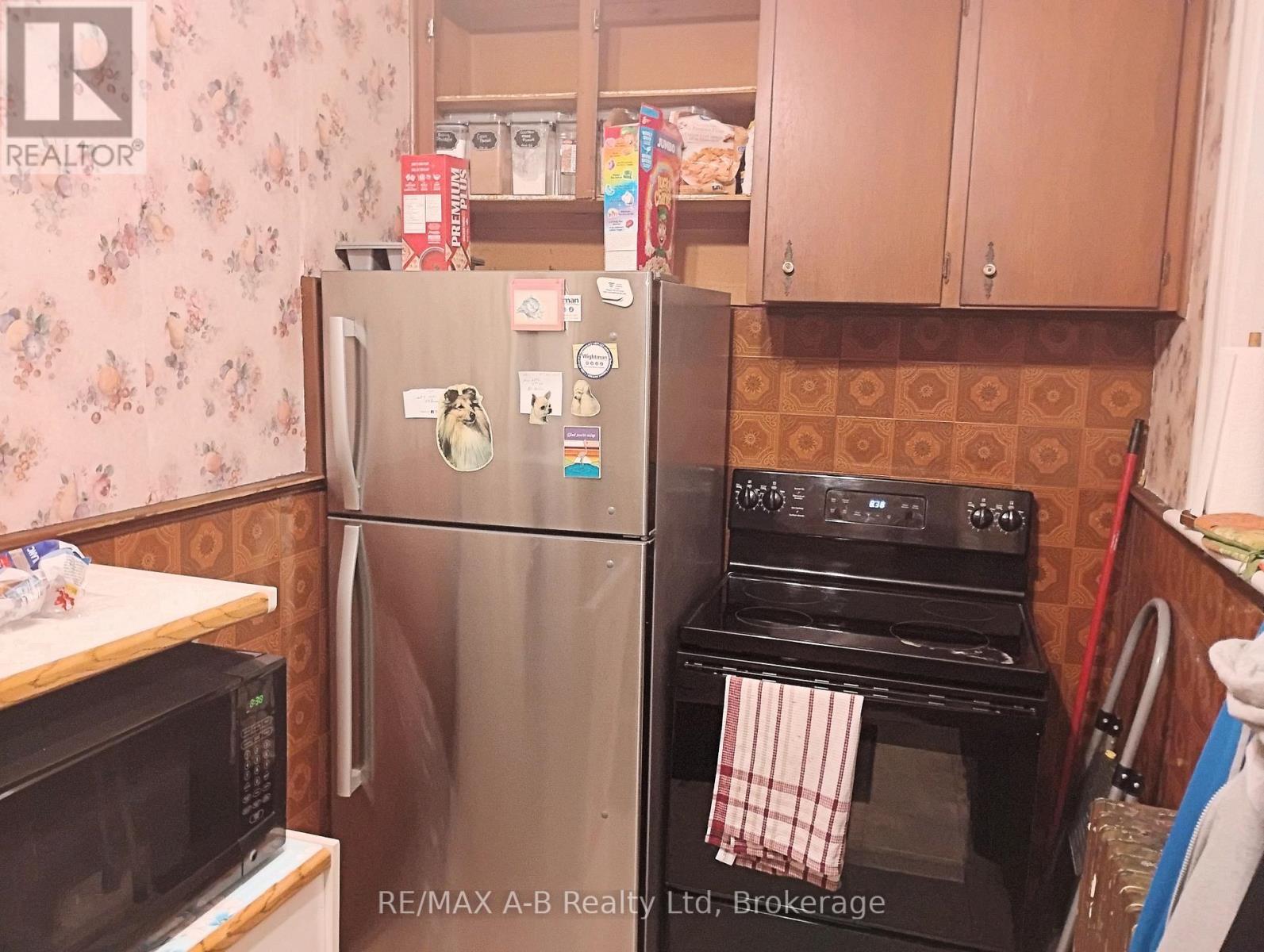 93 Douro Street, Stratford, Ontario  N5A 3R4 - Photo 15 - X12454155