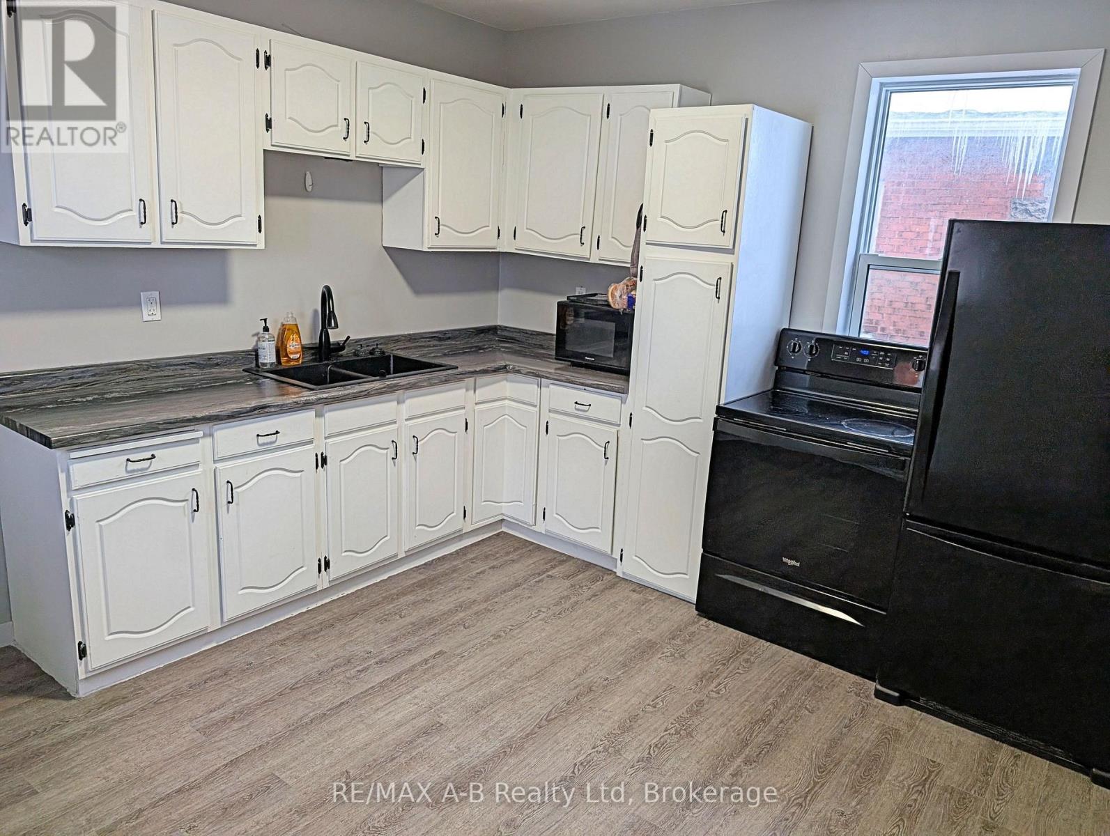 93 Douro Street, Stratford, Ontario  N5A 3R4 - Photo 3 - X12454155