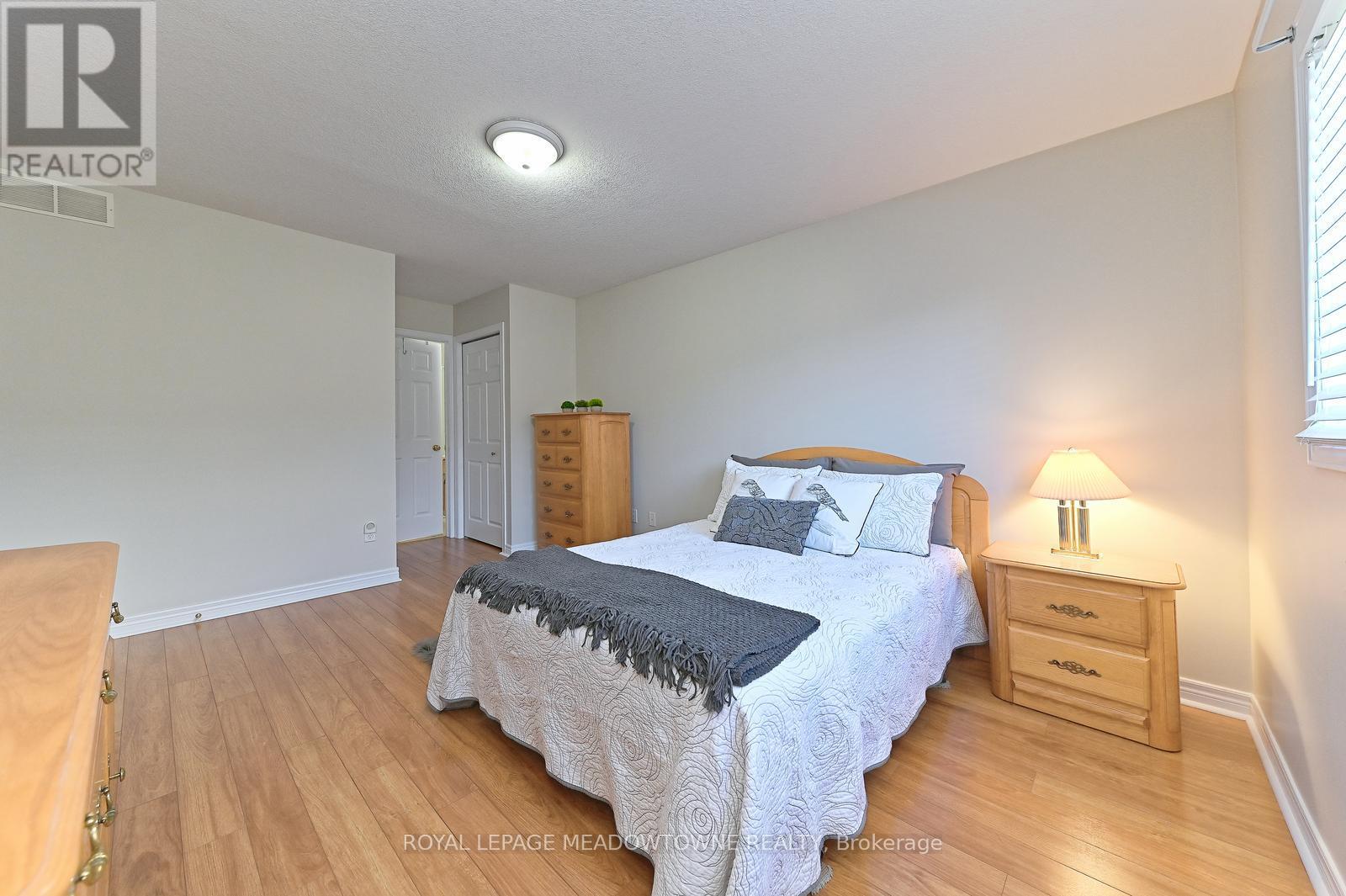 91 Doctor Moore Court, Halton Hills, Ontario  L7J 3A7 - Photo 17 - W12453954