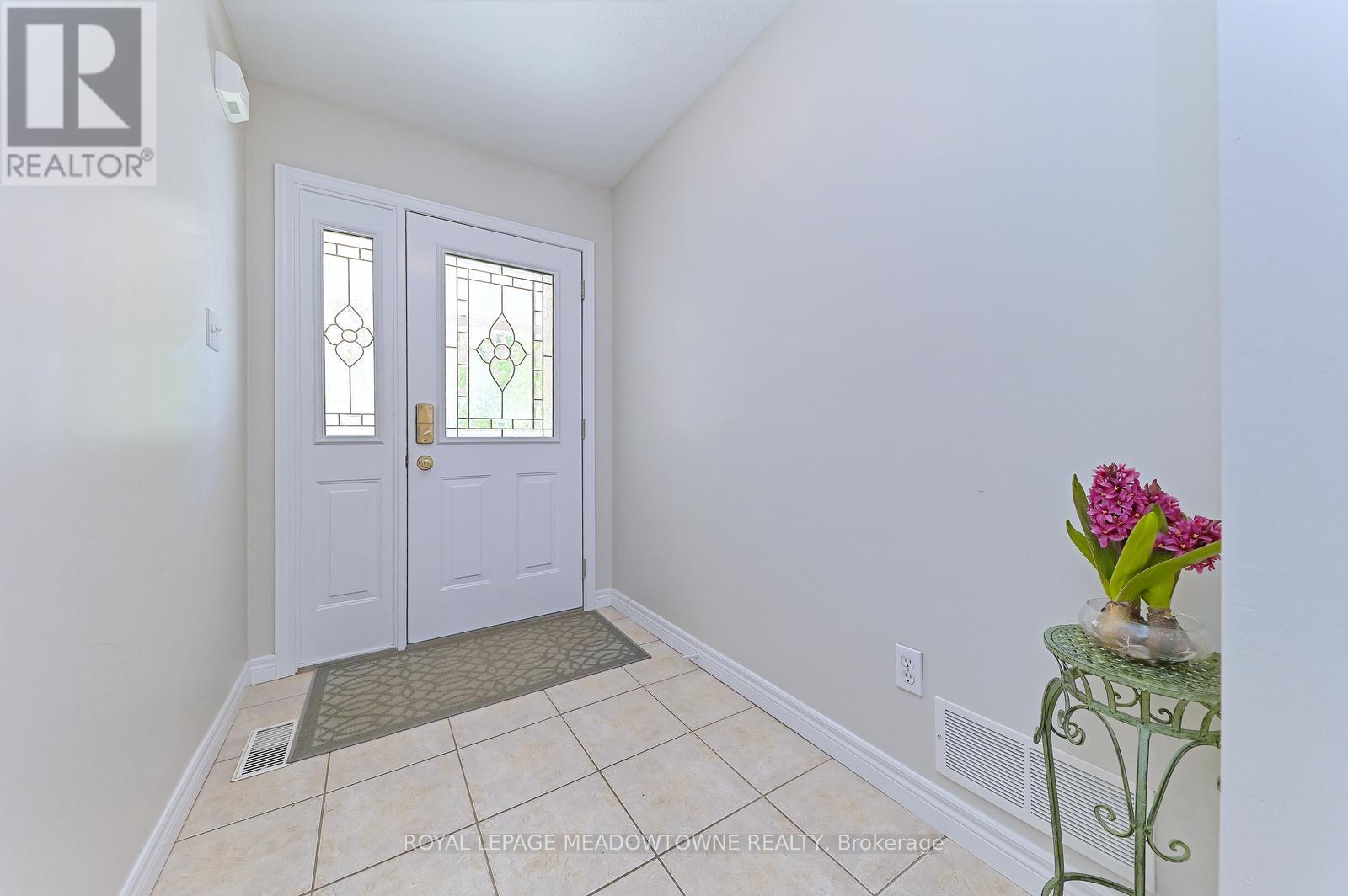 91 Doctor Moore Court, Halton Hills, Ontario  L7J 3A7 - Photo 4 - W12453954