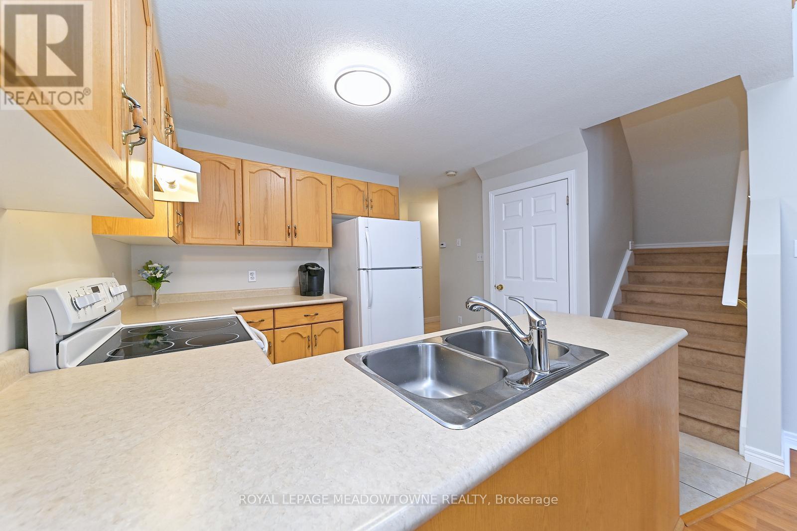91 Doctor Moore Court, Halton Hills, Ontario  L7J 3A7 - Photo 7 - W12453954