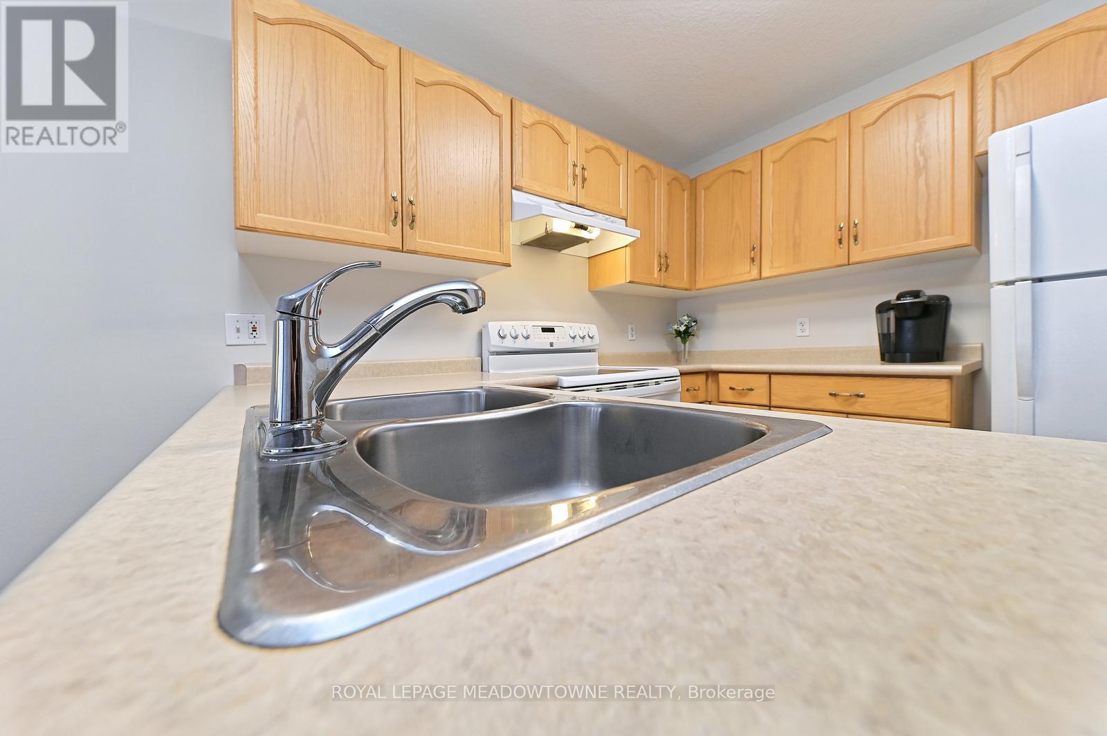 91 Doctor Moore Court, Halton Hills, Ontario  L7J 3A7 - Photo 9 - W12453954