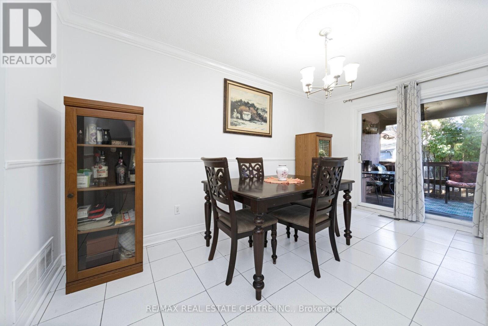 2 Charters Road, Brampton, Ontario  L6V 2S5 - Photo 12 - W12453979