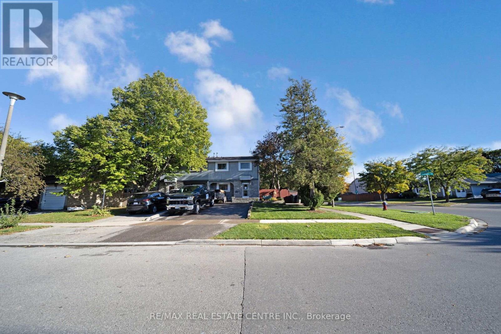 2 Charters Road, Brampton, Ontario  L6V 2S5 - Photo 2 - W12453979