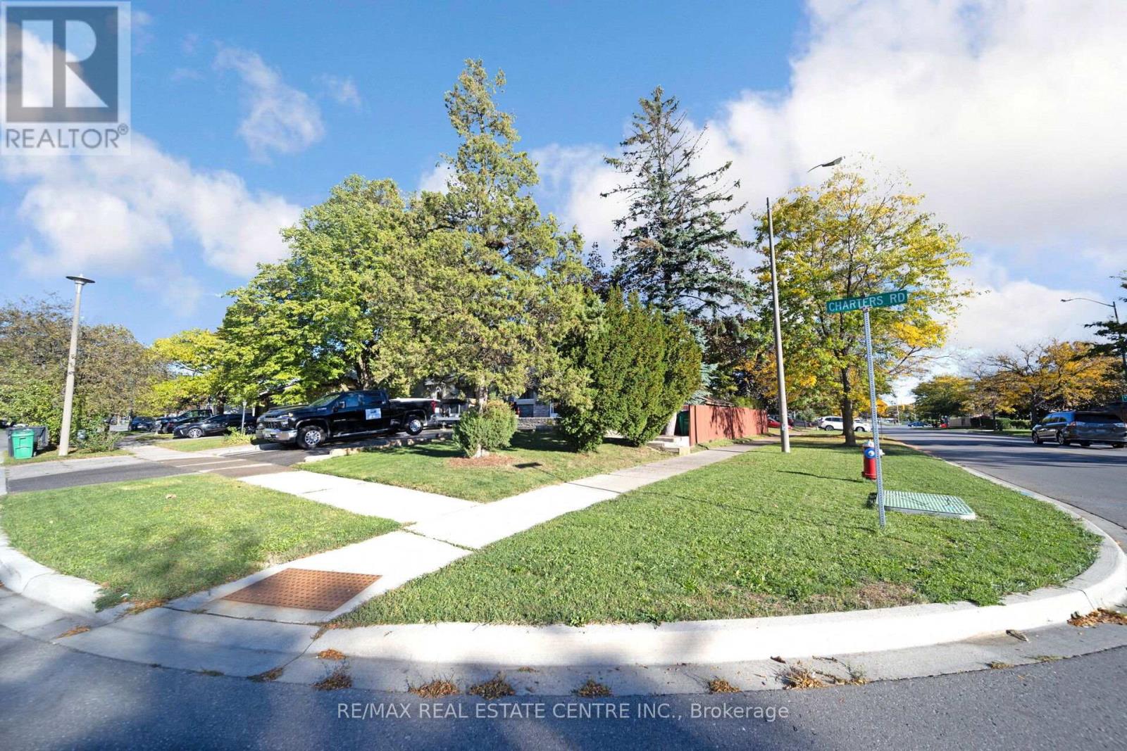 2 Charters Road, Brampton, Ontario  L6V 2S5 - Photo 3 - W12453979