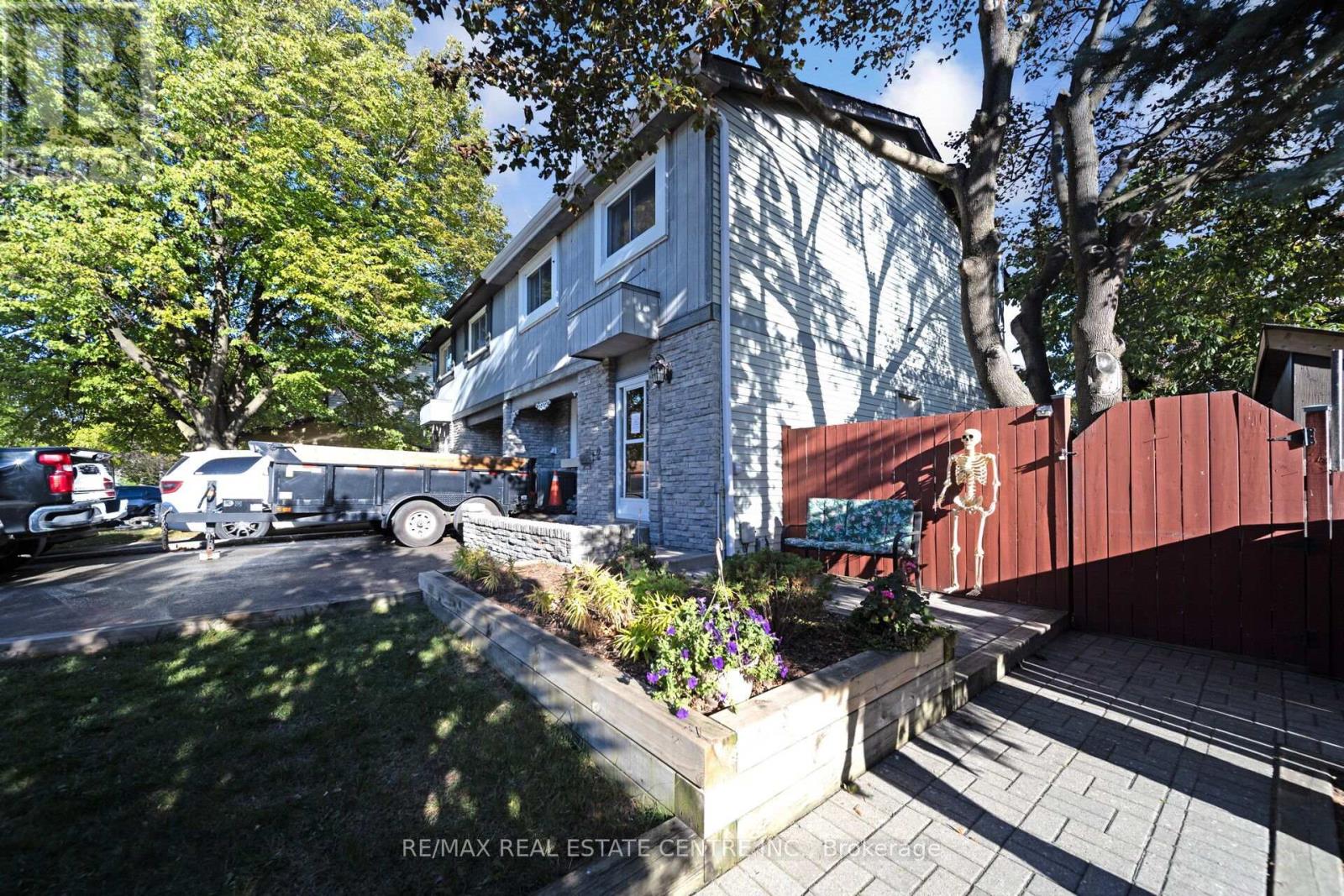 2 Charters Road, Brampton, Ontario  L6V 2S5 - Photo 5 - W12453979