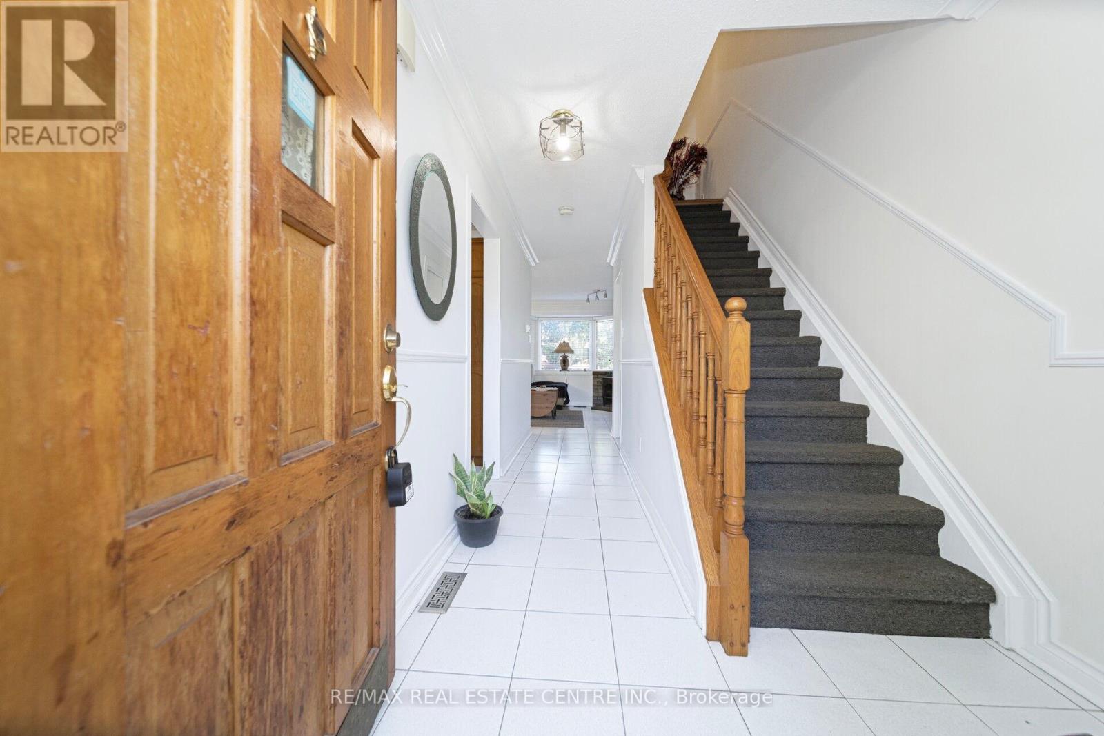 2 Charters Road, Brampton, Ontario  L6V 2S5 - Photo 7 - W12453979