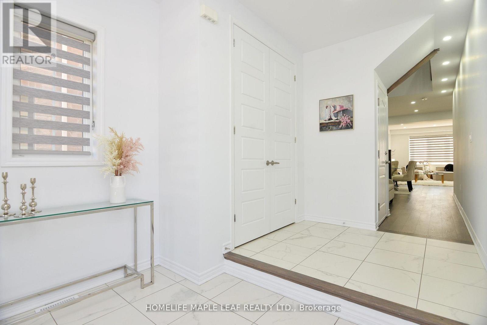 12 Eberly Woods Drive, Caledon, Ontario  L7C 4H8 - Photo 5 - W12454007