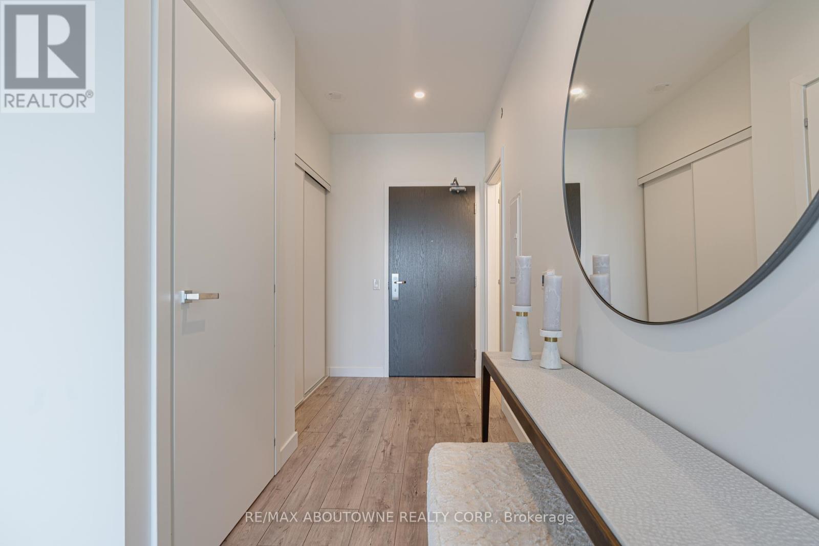 A1004 - 125 Bronte Road, Oakville, Ontario  L6L 0H2 - Photo 4 - W12454037