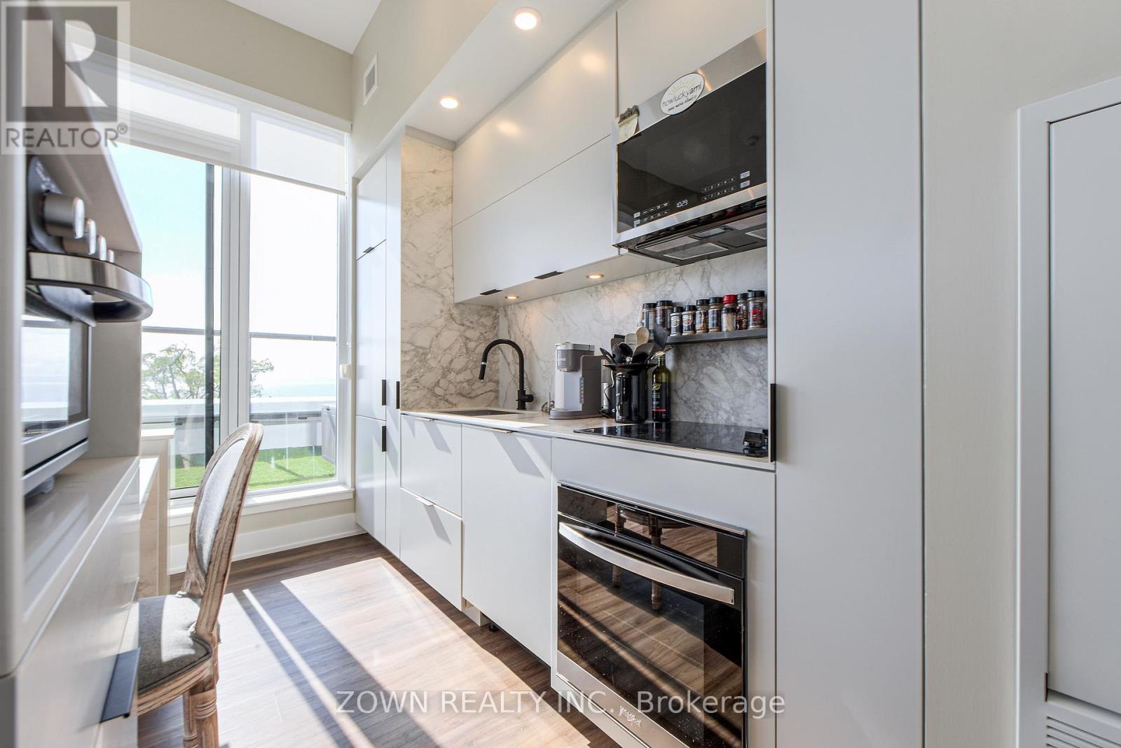 403 - 370 Martha Street, Burlington, Ontario  L7R 0G9 - Photo 4 - W12454062
