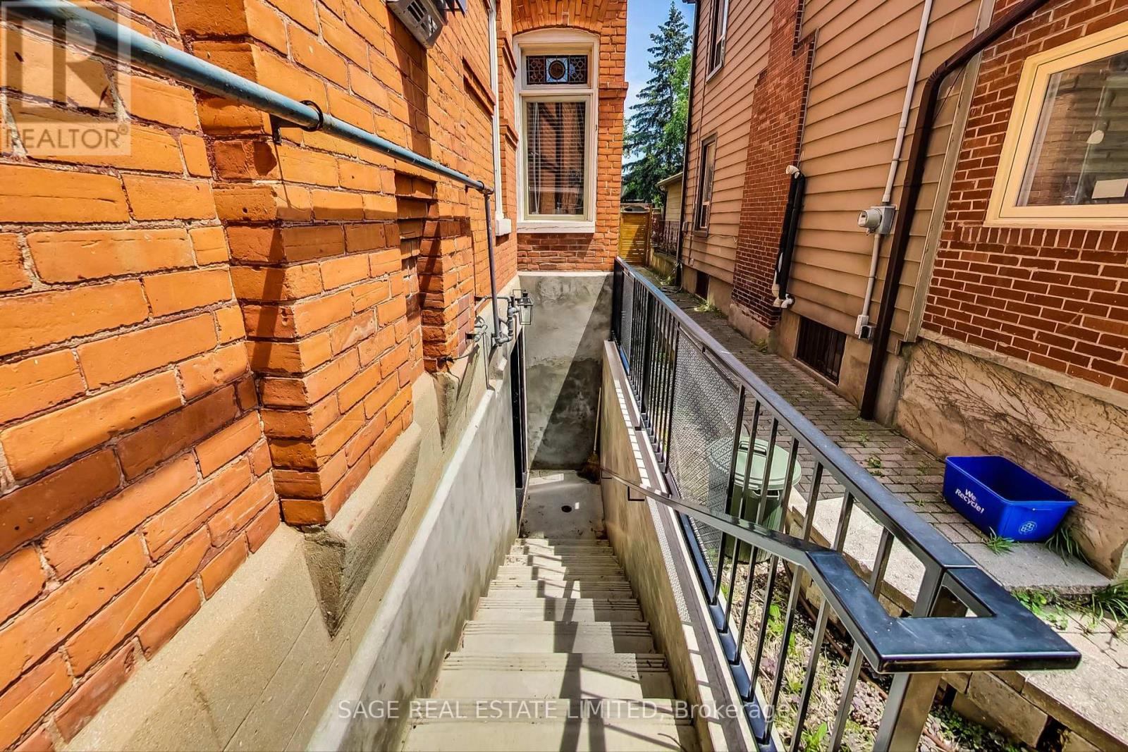 Lower - 219 Quebec Avenue, Toronto, Ontario  M6P 2T9 - Photo 11 - W12454063