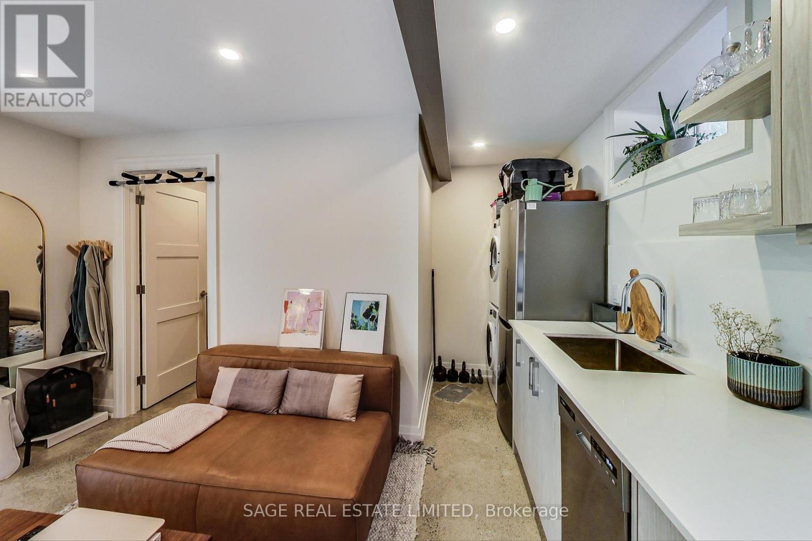 Lower - 219 Quebec Avenue, Toronto, Ontario  M6P 2T9 - Photo 5 - W12454063