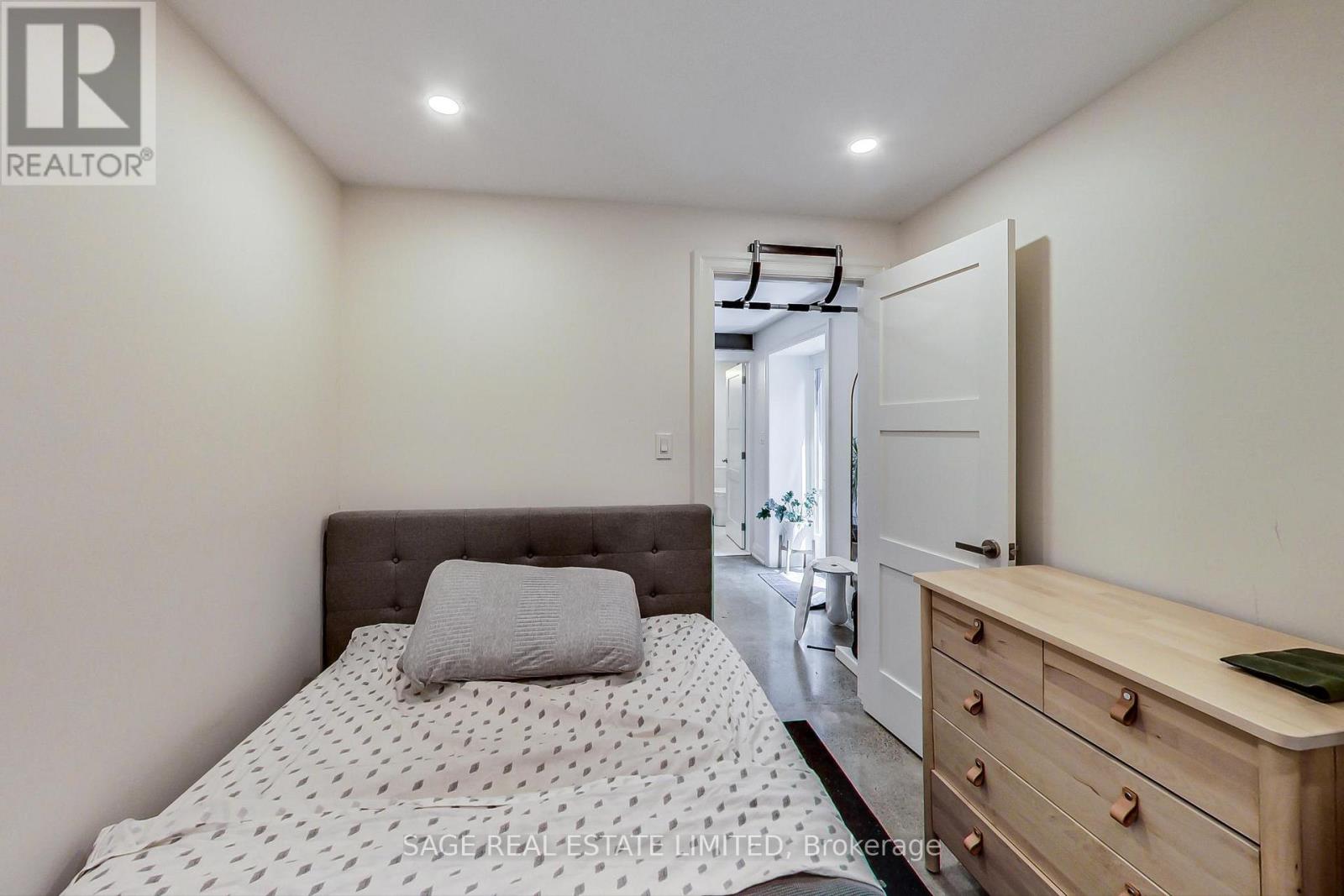 Lower - 219 Quebec Avenue, Toronto, Ontario  M6P 2T9 - Photo 6 - W12454063