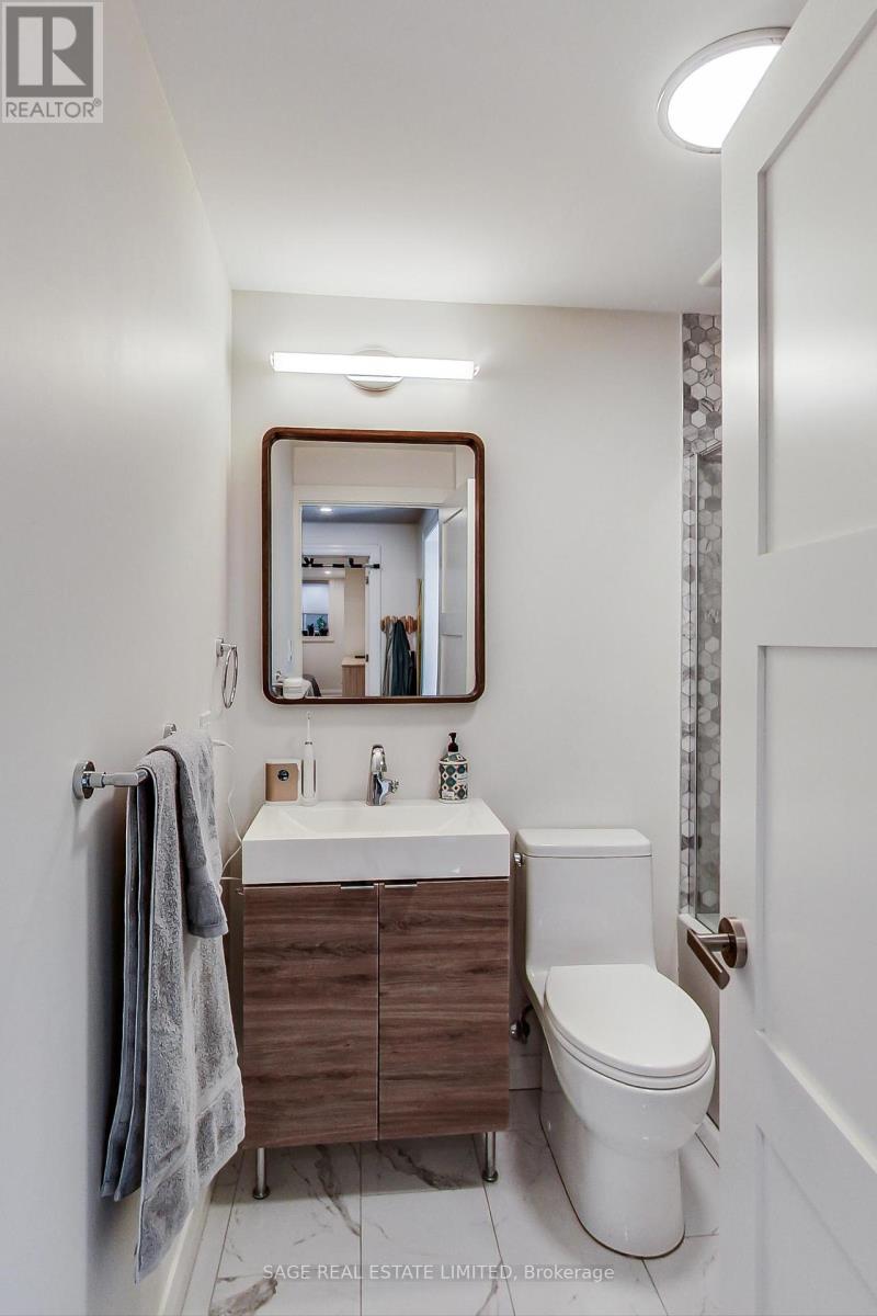 Lower - 219 Quebec Avenue, Toronto, Ontario  M6P 2T9 - Photo 8 - W12454063