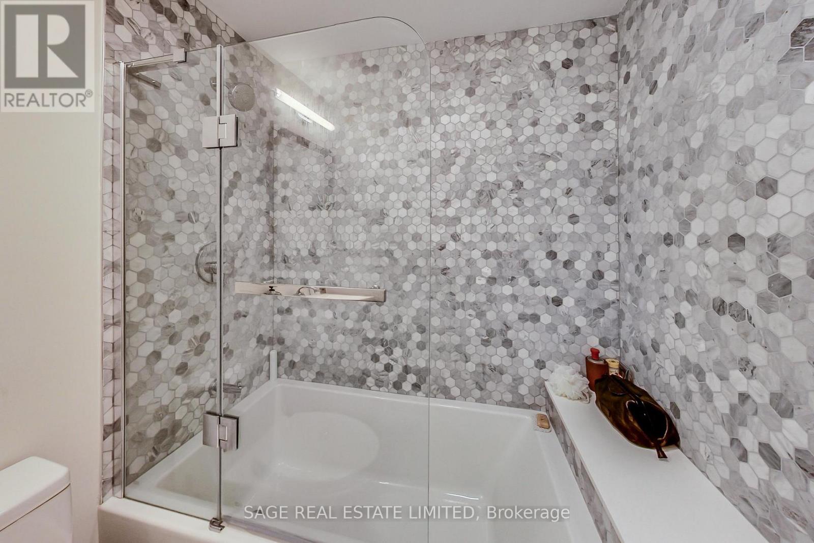 Lower - 219 Quebec Avenue, Toronto, Ontario  M6P 2T9 - Photo 9 - W12454063