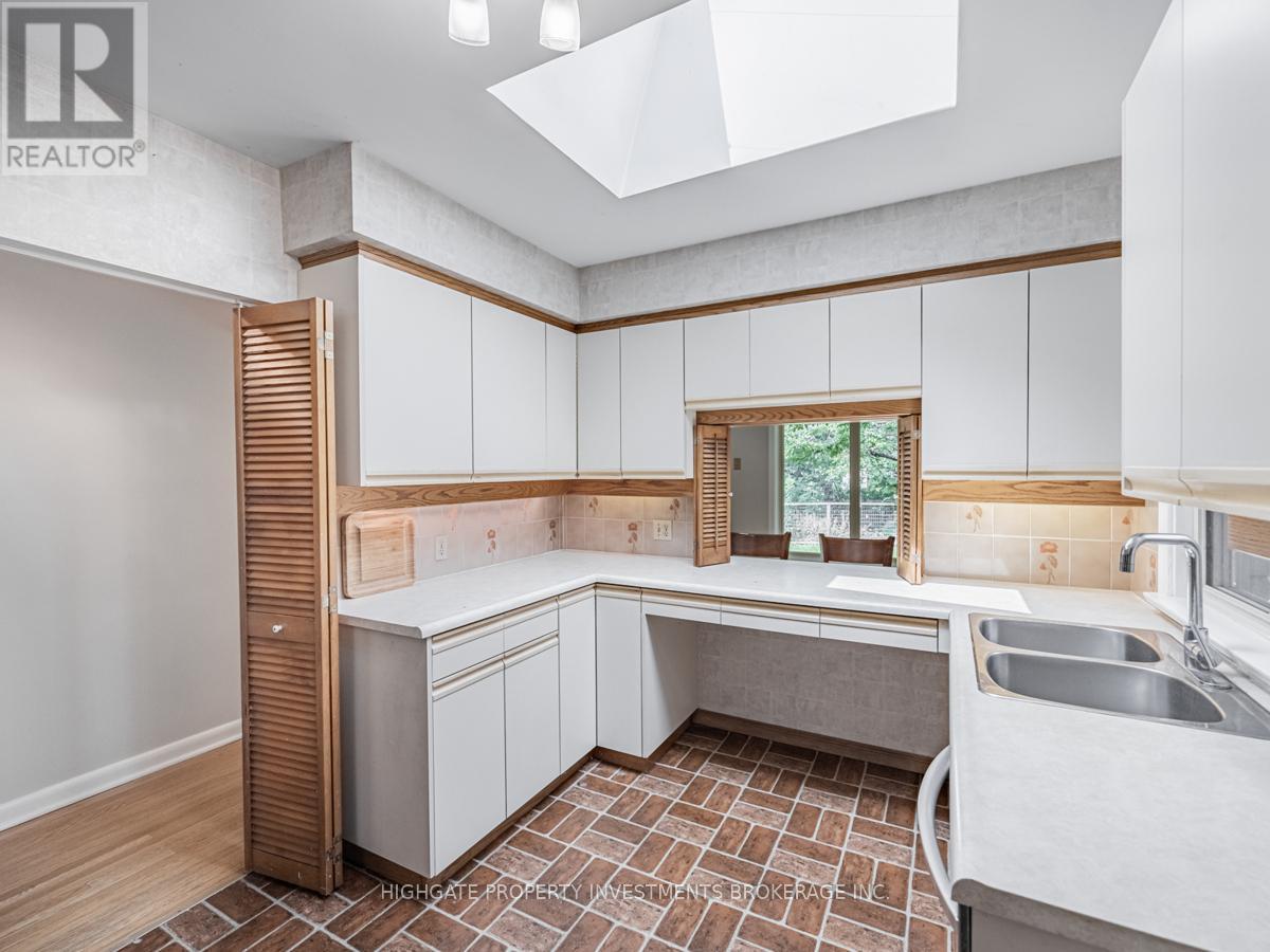 82 Ravenscrest Drive, Toronto, Ontario  M9B 5N3 - Photo 9 - W12454074