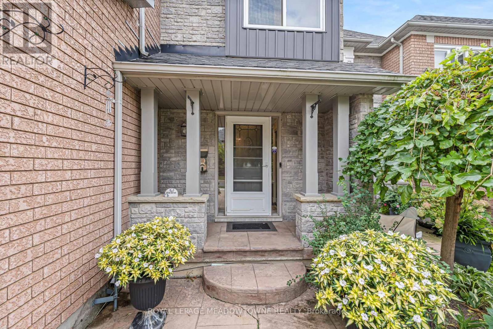 44 James Young Drive, Halton Hills, Ontario  L7G 5S5 - Photo 3 - W12454086
