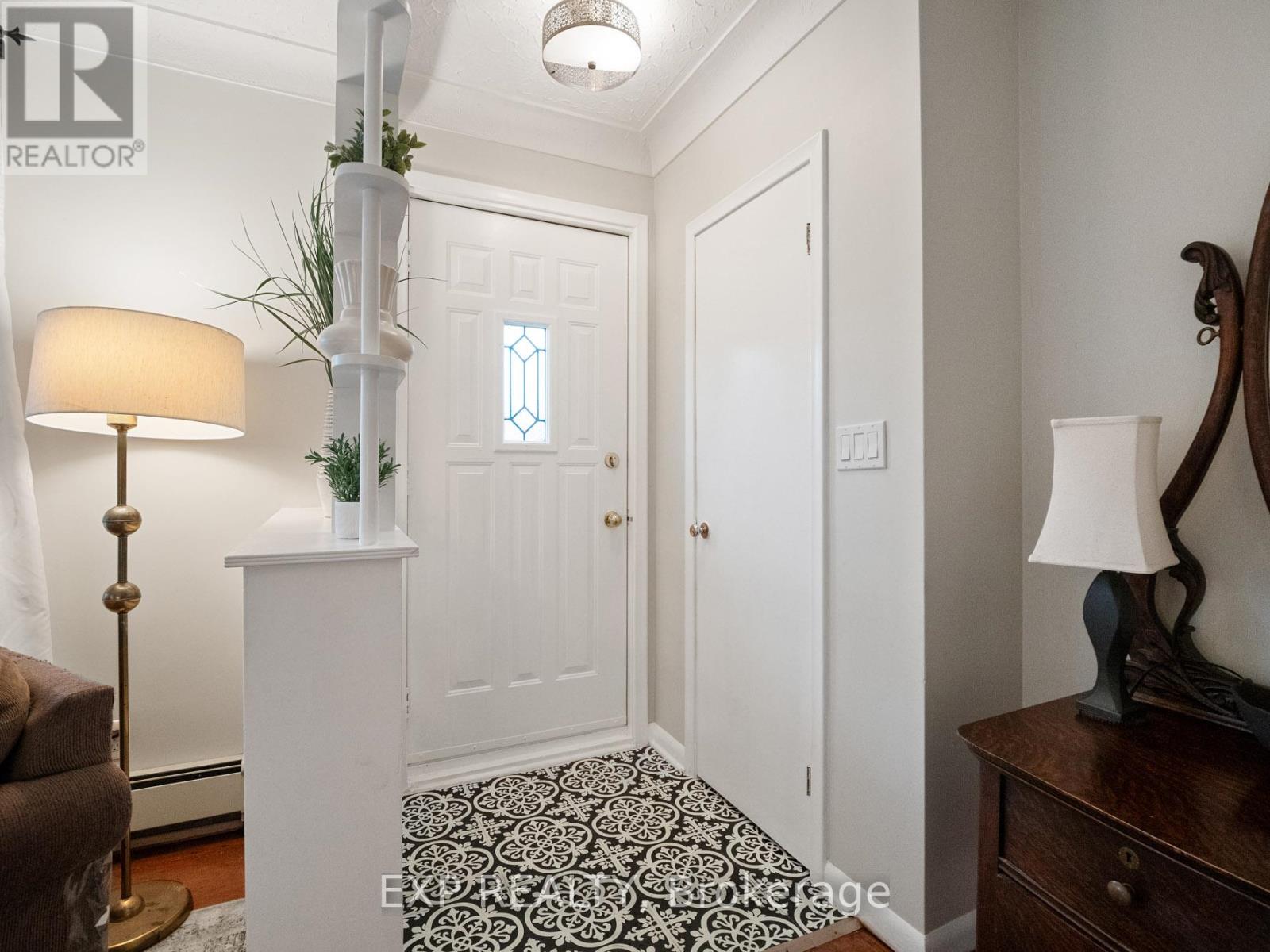 6570 Sherwood Road, Niagara Falls, Ontario  L2E 5M4 - Photo 4 - X12454109