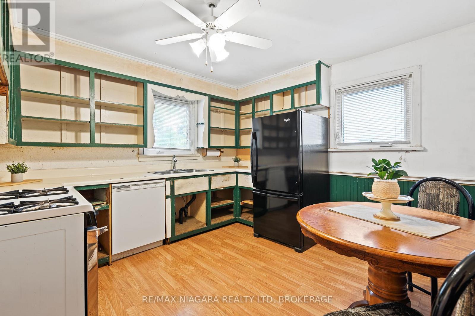 4985 Kingston Avenue, Niagara Falls, Ontario  L2E 5B3 - Photo 10 - X12454141