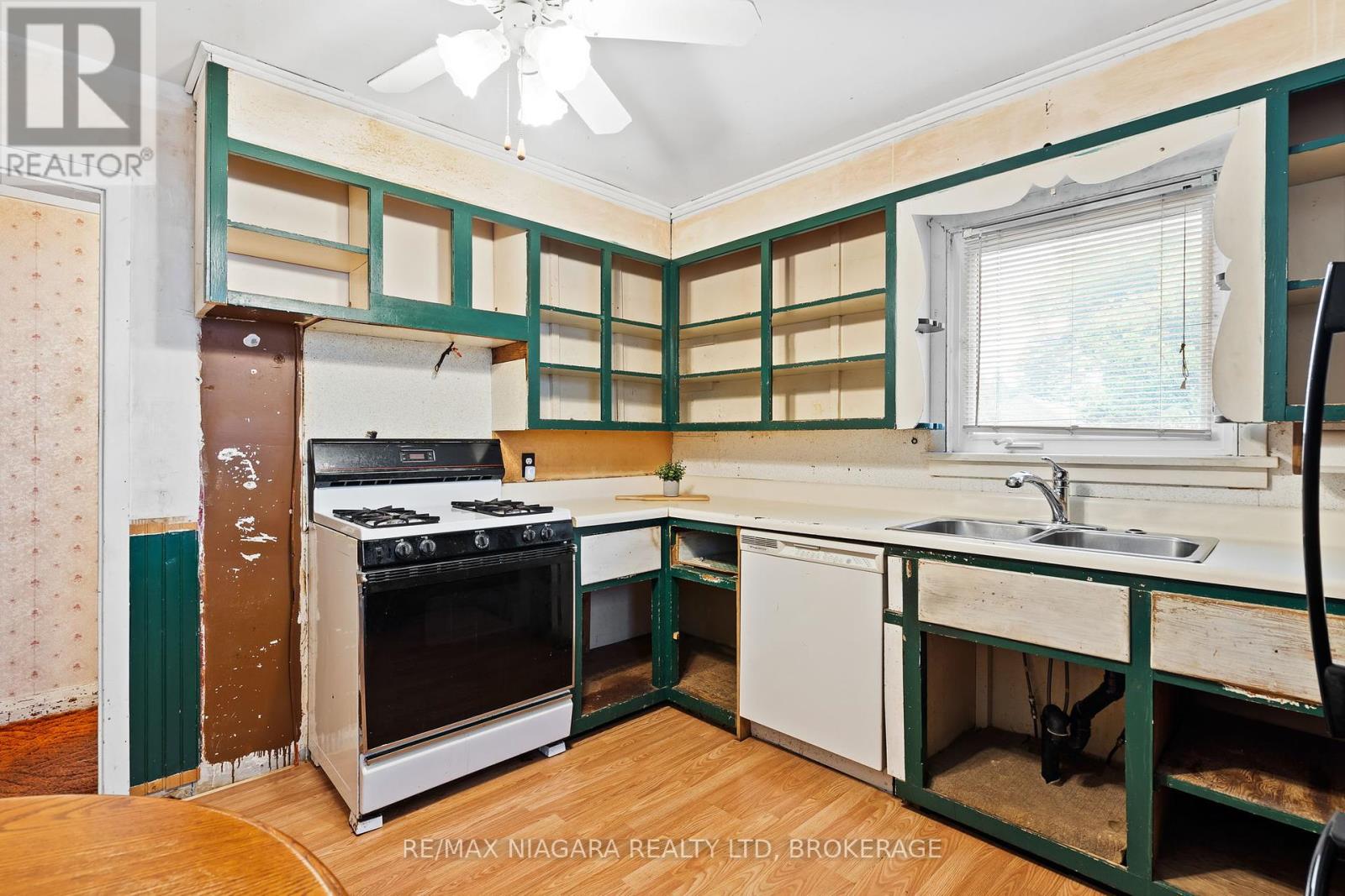 4985 Kingston Avenue, Niagara Falls, Ontario  L2E 5B3 - Photo 11 - X12454141