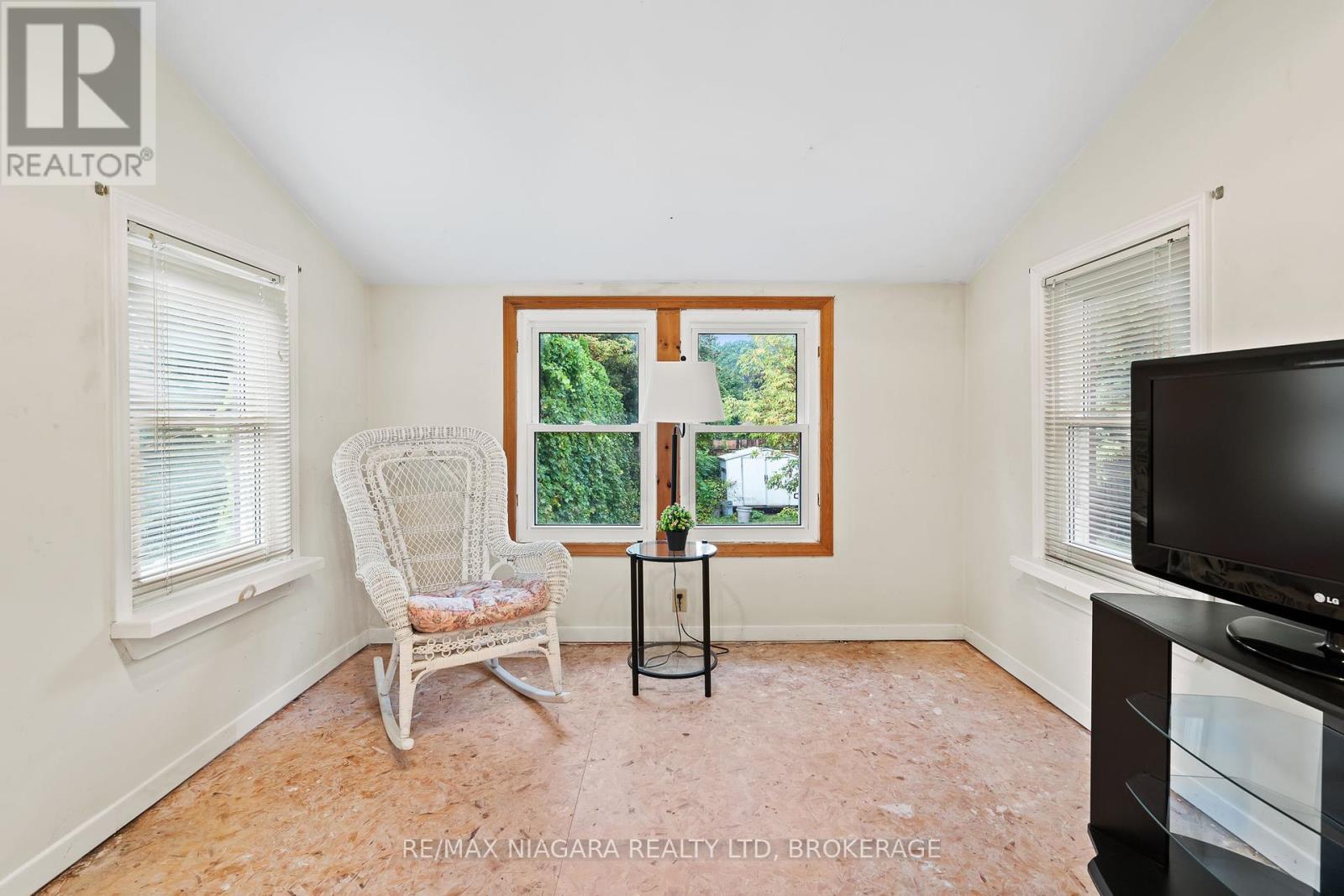 4985 Kingston Avenue, Niagara Falls, Ontario  L2E 5B3 - Photo 17 - X12454141