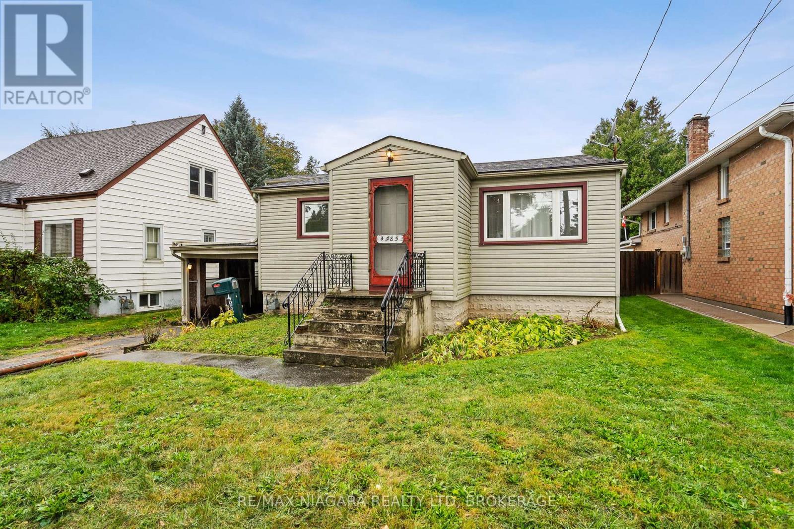 4985 Kingston Avenue, Niagara Falls, Ontario  L2E 5B3 - Photo 2 - X12454141