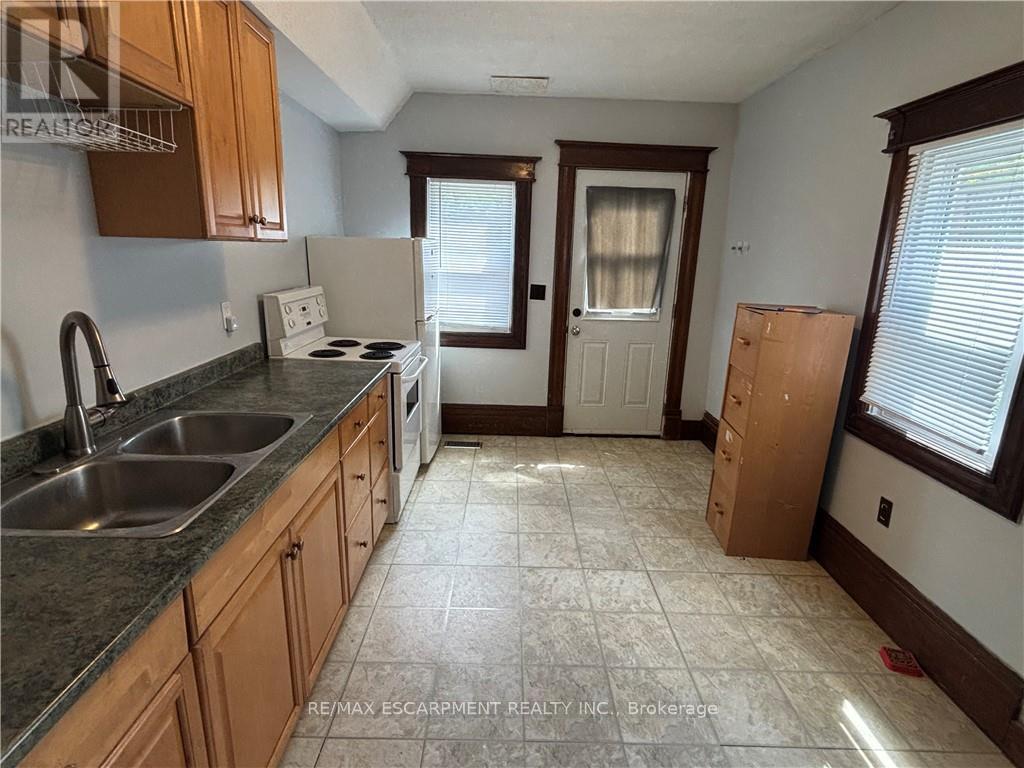 463 East Main Street, Welland, Ontario  L3B 3X7 - Photo 12 - X12453972